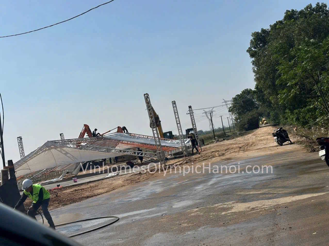 Quang cảnh san nền và dựng kết cấu tại khu vực dự kiến khởi công Vinhomes Olympic ở Tân Minh.