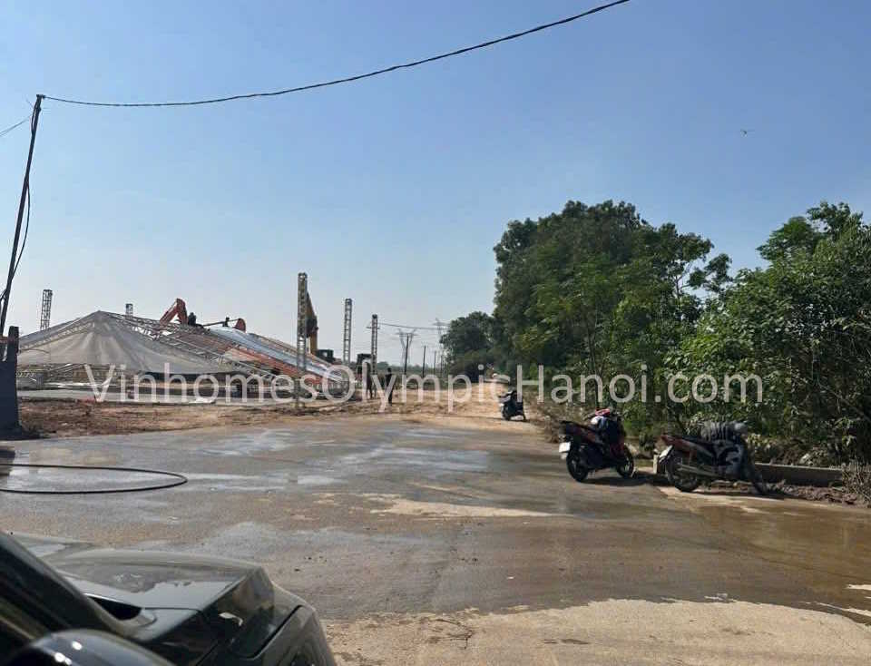 Khung thép và hệ thống kết cấu đang được dựng lên tại điểm chuẩn bị mặt bằng thuộc Khu B Tân Minh, cho thấy công trường đã bước vào giai đoạn lắp dựng hạng mục tạm phục vụ lễ khởi công.