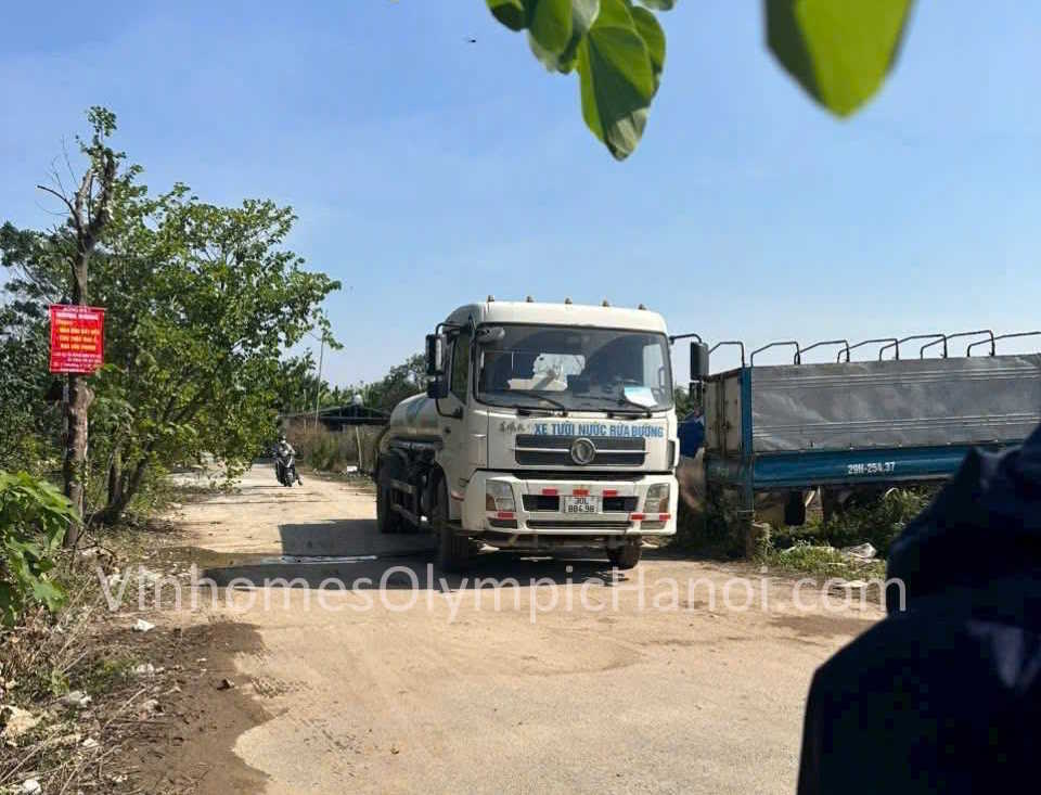 Xe tưới nước – rửa đường hoạt động tại lối vào công trường Vinhomes Olympic Khu B, Tân Minh – Thường Tín.