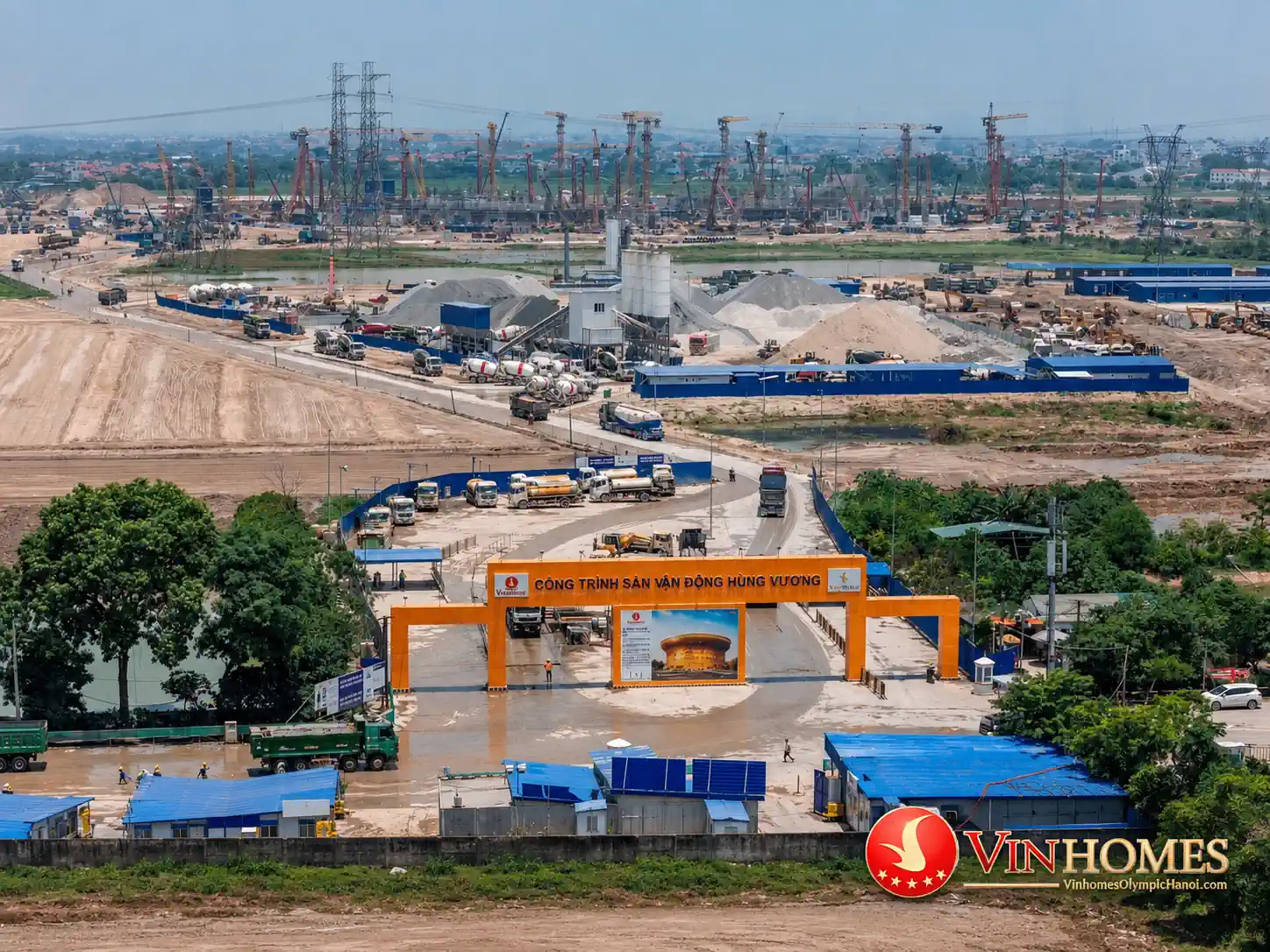 Cổng công trường sân vận động Hùng Vương tháng 06/2026