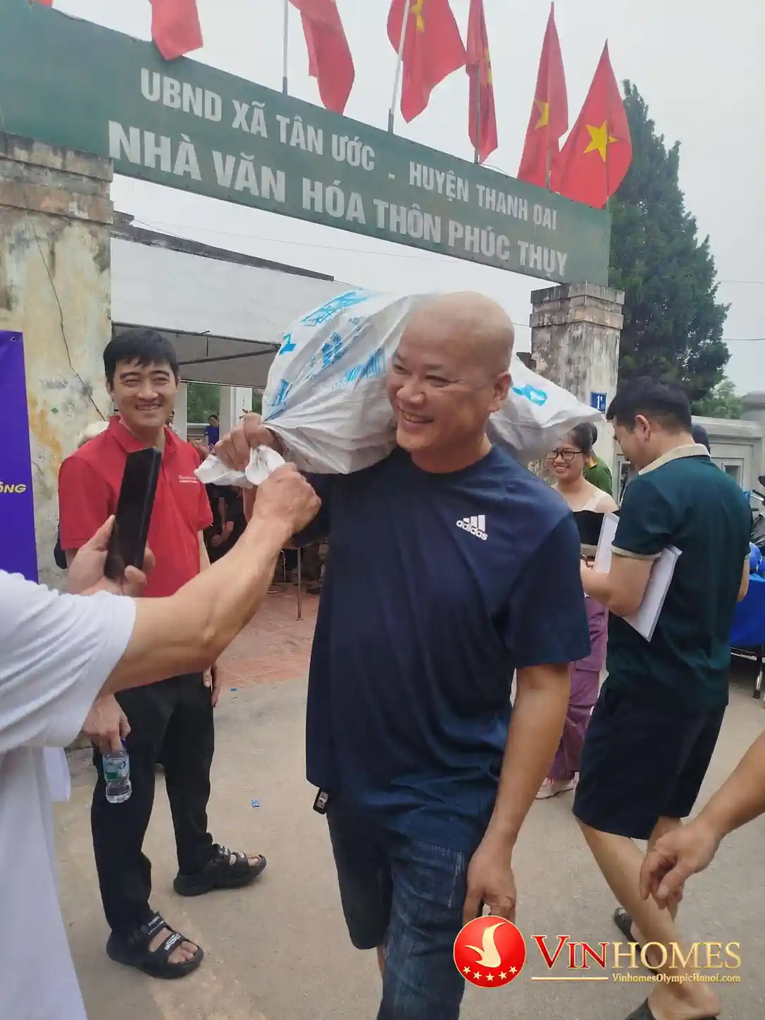 Người dân nhận tiền bồi thường GPMB Vinhomes Olympic